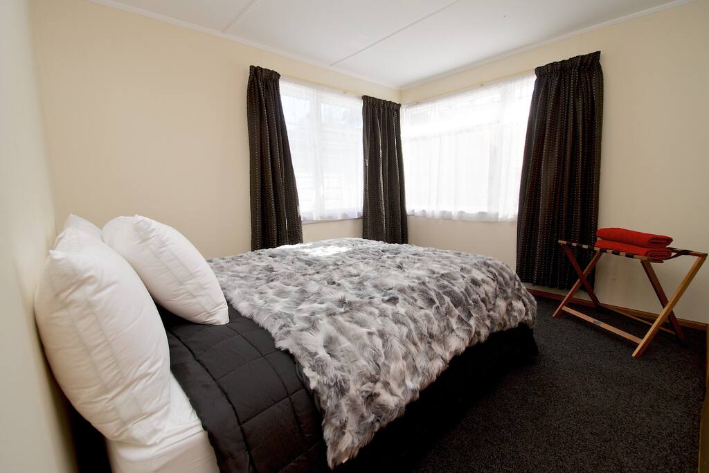 bedroom 2 queen