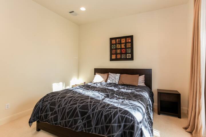 Charming 4BR Rosedale Home Sleeps 10! gallery image 2