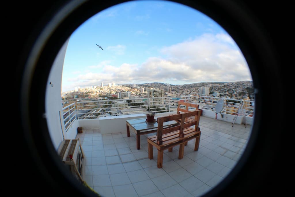 Vista actual de la terraza, donde se puede apreciar que también tiene vista a los hermosos cerros de Valparaíso.