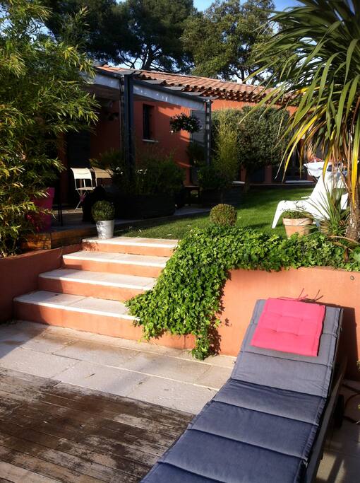 Un petit coin de verdure avec une terrasse ombragée