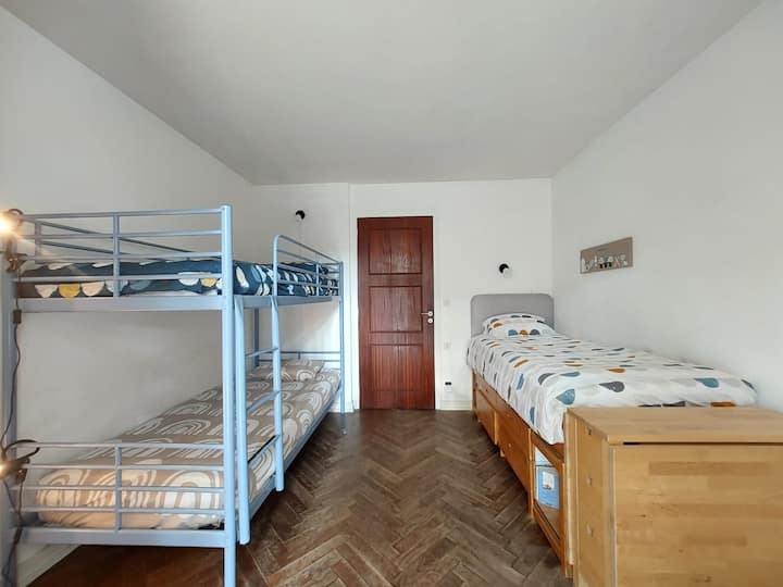 Chambre HENRI 1 üheinimesevoodi + 2 magamiskohta, kraanikauss ja aknauks lääneterrassil