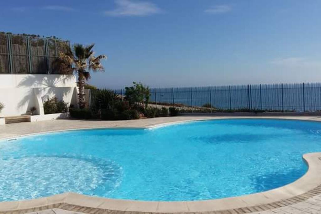 une piscine donnant une vue sur mer