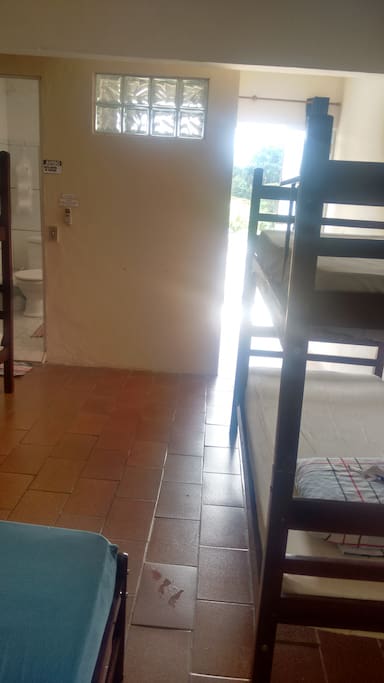 Quarto 1 porta para rua