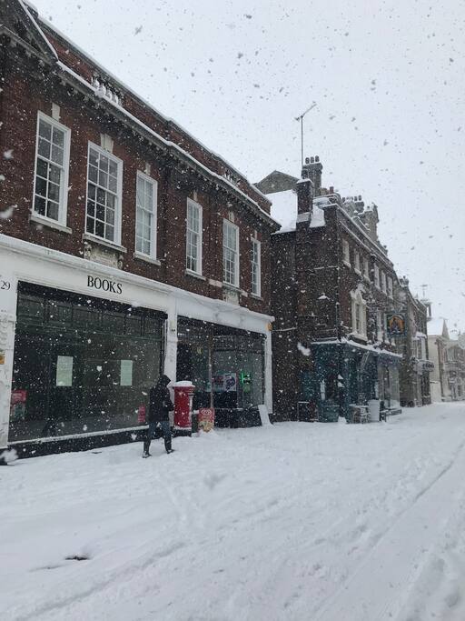 Rochester High Street in the snow