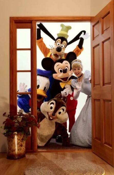 E eles estão esperando por vocês !! Só 5 minutos para estar no maravilhoso mundo Disney !!!!