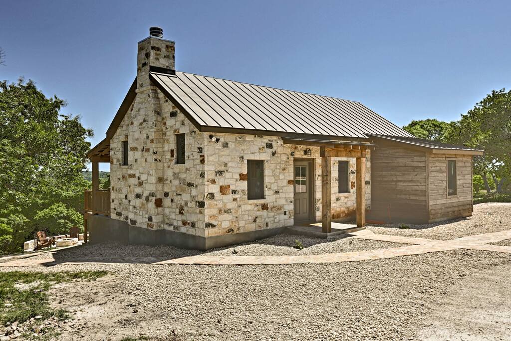 With trails straight from the front door, this home is a cyclist’s paradise!