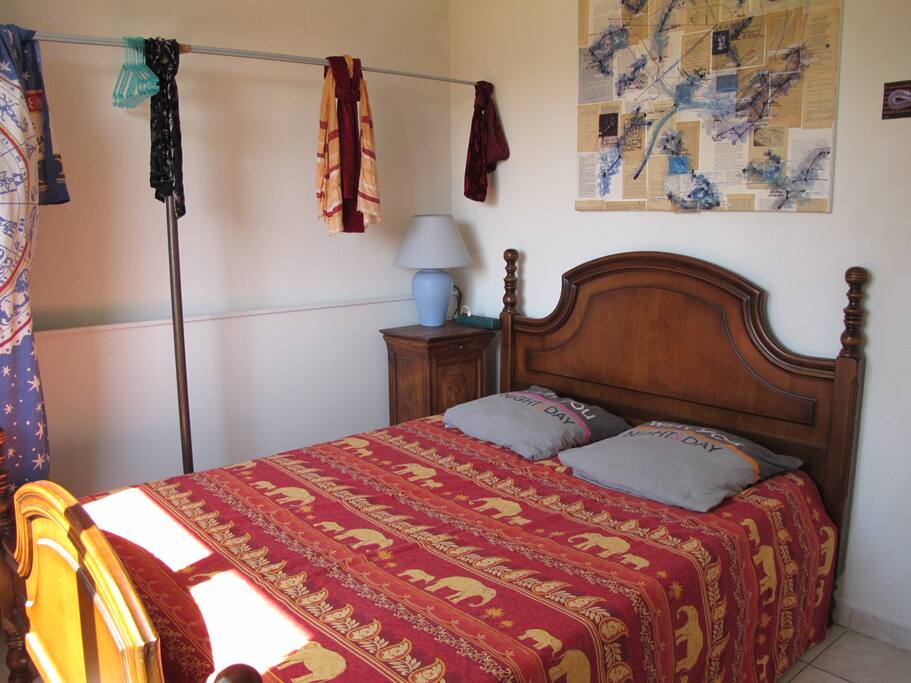 Chambre, lit double, cintre à disposition