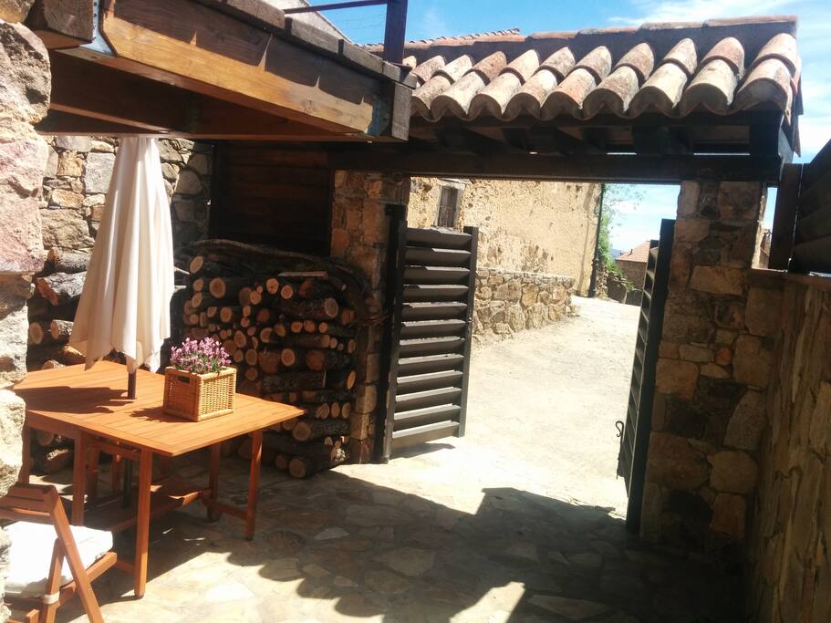 Patio resguardado para vosotros, con sitio para aparcar al lado.