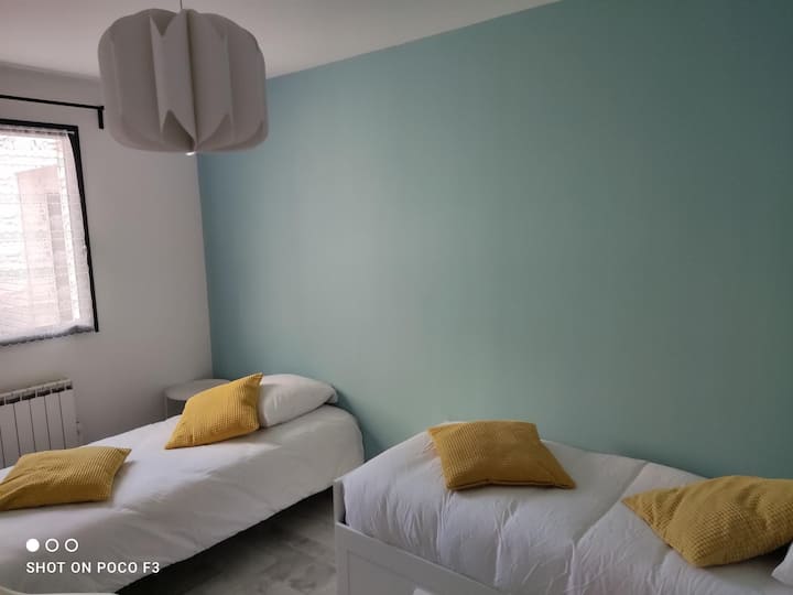 dormitorio número 3: con cama 2 plaza compra octubre  2022, gd armario, 1 cama 1 plaza, cortina opaca. lejos de la sala de estar para hacer un hermoso gran DODO