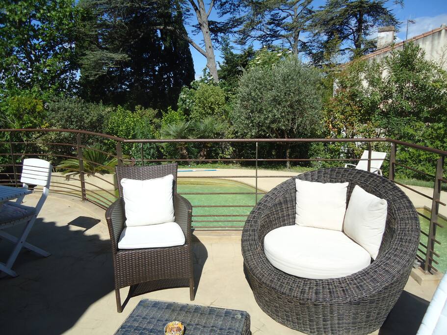 TERRASSE SURPLOMBANT LA PISCINE