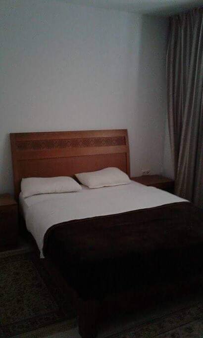 Deux chambres avec un grand lit