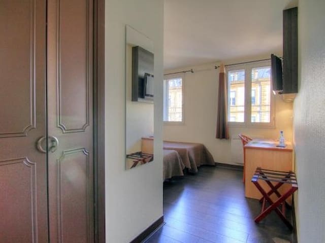 Twin-Standard-Bathroom