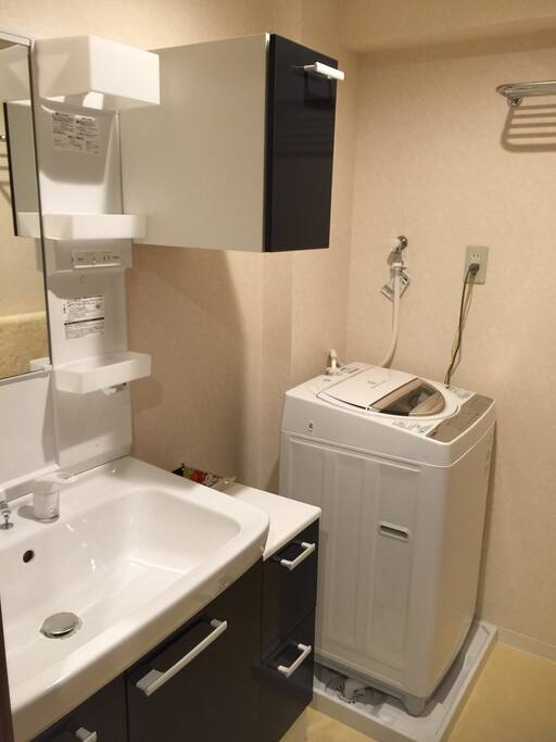 Beth room with washing machine