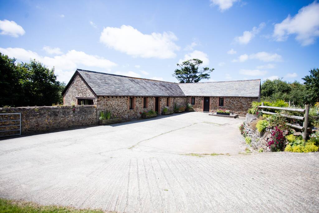 Kingfisher Cottage (right)
