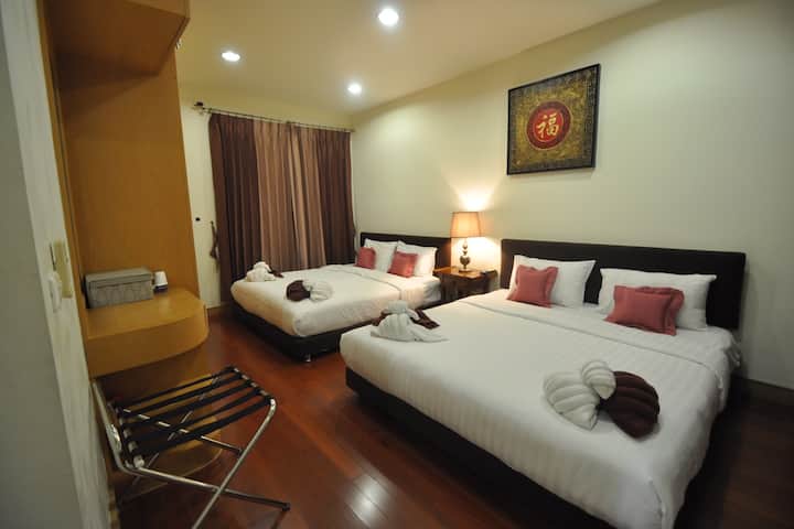 2 - חדר שינה עם 2 מיטות קינג סייז, בחדר הרחצה יש כיור ומים חמים.
