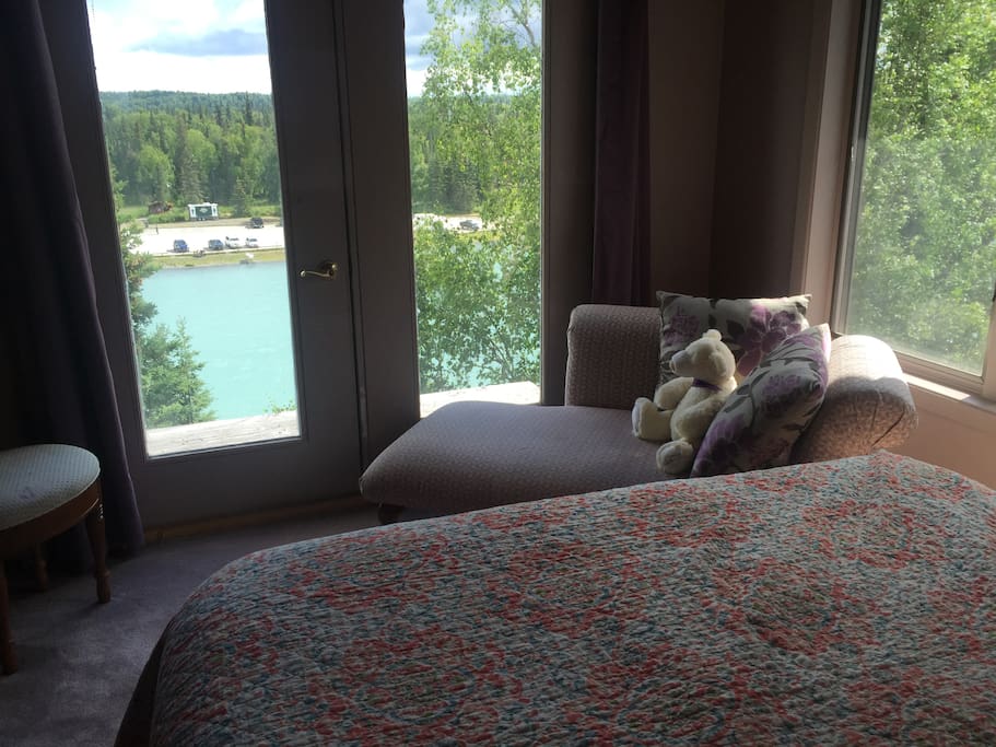 Stunner, commanding views of the Kenai River from your tree top get away.