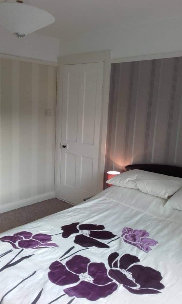 bračni krevet s bračnim krevetom (širine 180 - 200 cm)