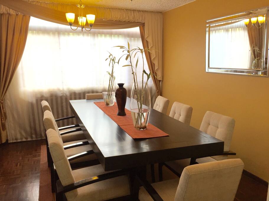 Amplio comedor principal para 8 personas
