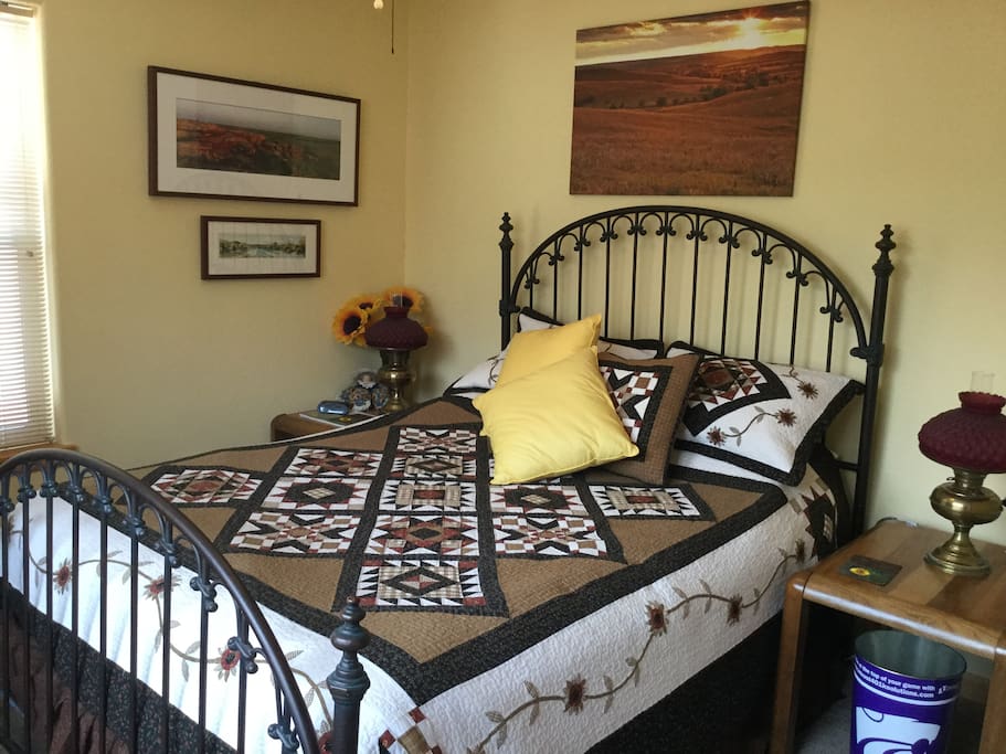 The Kansas room with queen bed and luggage stands.