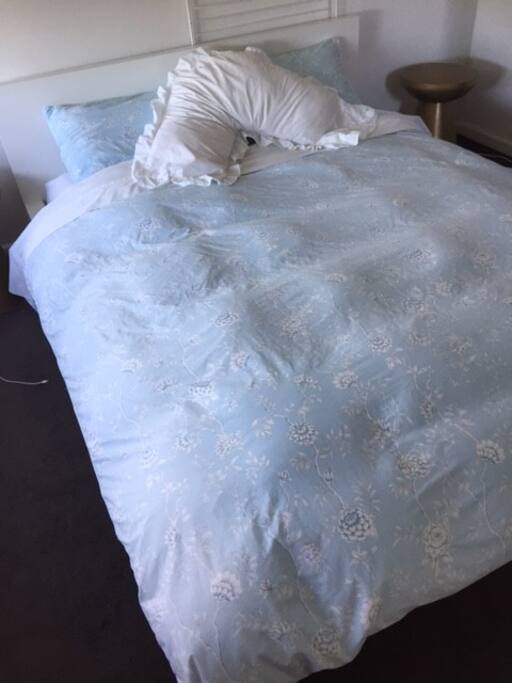Bedroom - Queen bed