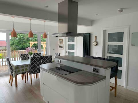 Modern 5 bedroom house with fire place & sauna.