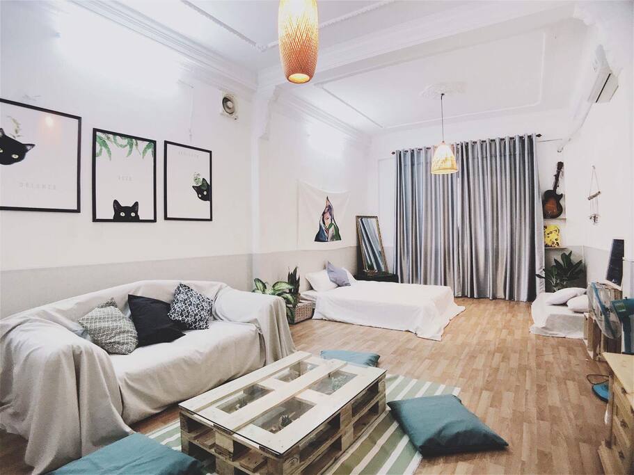 1 sofa bed for 1 big person
1 kingsize bed
1 queen size extra bed