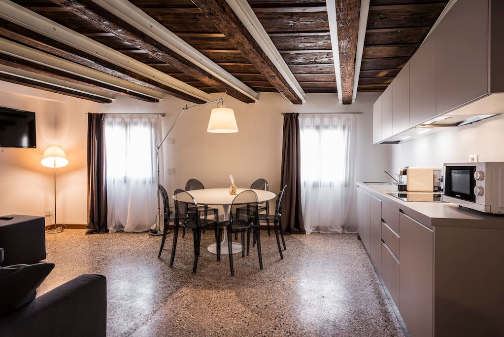 MyPlace Campo Santa Margherita Deluxe - zona giorno e angolo cottura