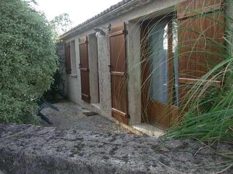 Countryside accommodation 15 minutes from the beaches.