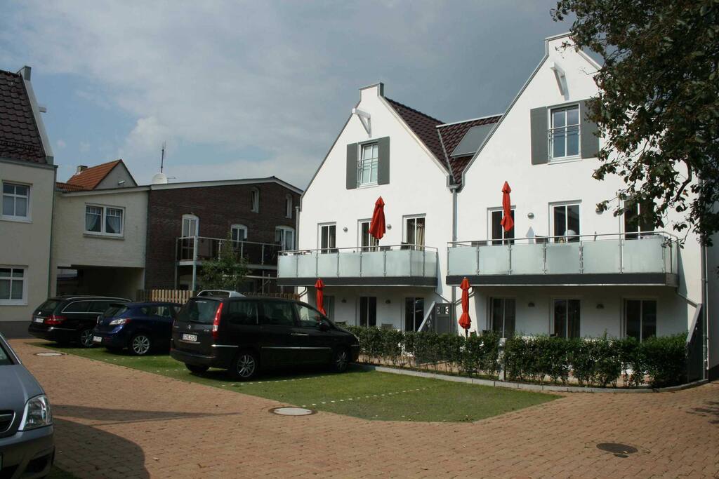 Die Stadtwohnungen 6 - 9 vom Innenhof aus gesehen. Da sich ein kleines Reetdachhaus in unmittelbarer Nähe befindet, ist das Grillen mit einem herkömmlichem Holzkohlegrill nicht gestattet und wäre auch fahrlässig.