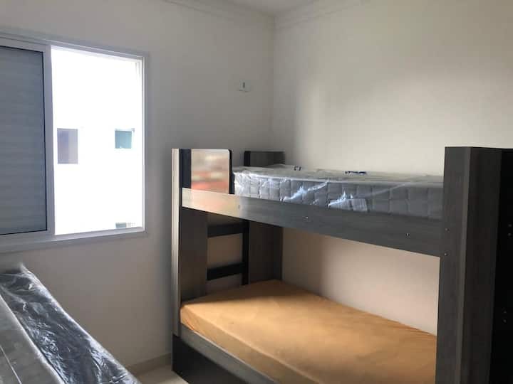 Chambre avec triliche et télévision connectée