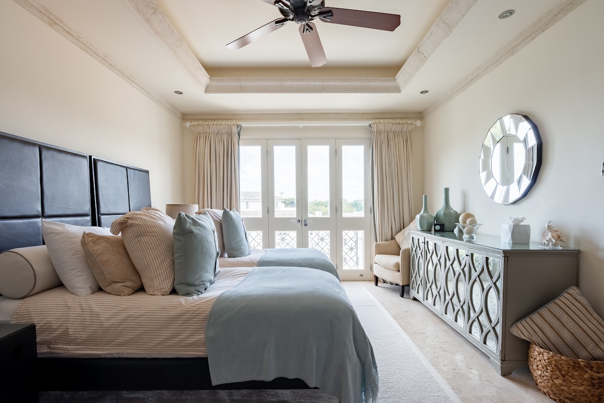 Naglalaman ang Bedroom 4 ng twin/king size na higaan, depende sa kagustuhan ng mga bisita, air conditioning, ceiling fan, aparador, at en suite shower room.