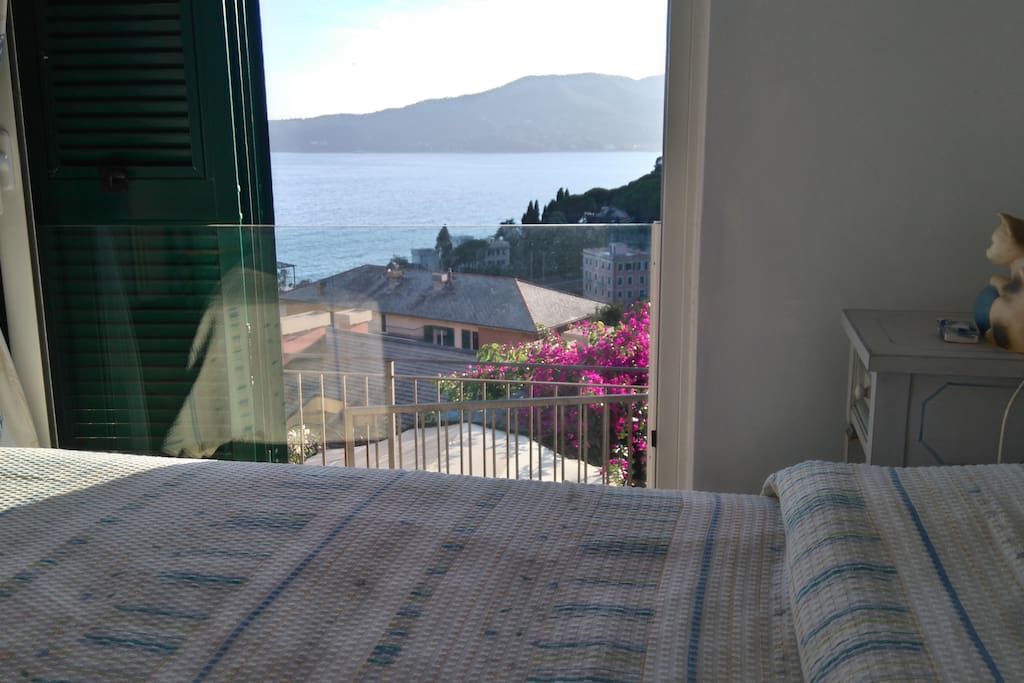 Camera letto matrimoniale con vista su Portofino