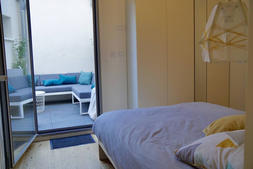 La chambre parentale avec accès sur le patio