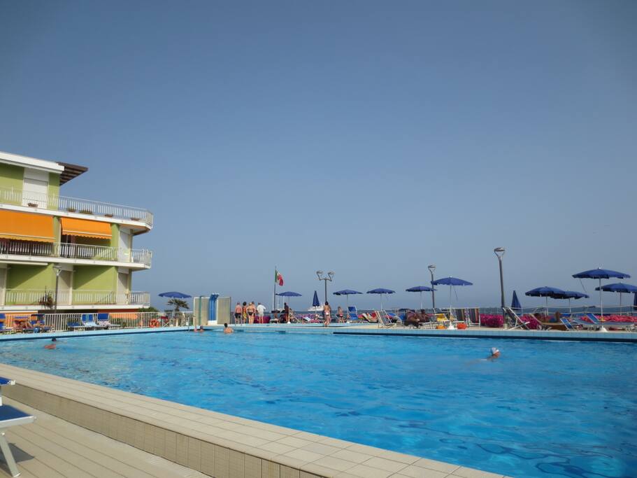 swimmingpool included