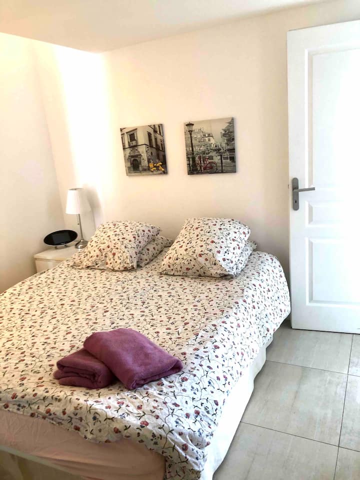 Dormitorio 1 cama doble balcón con vistas al mar TV