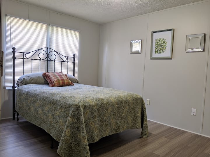 第二间卧室，标准双人床，品味高雅，光线充足。
