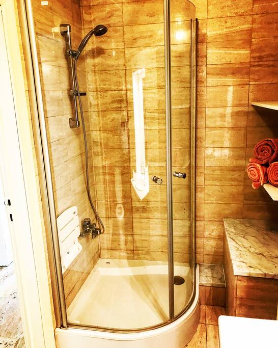 Salle de Douche en Pierres Naturelles.