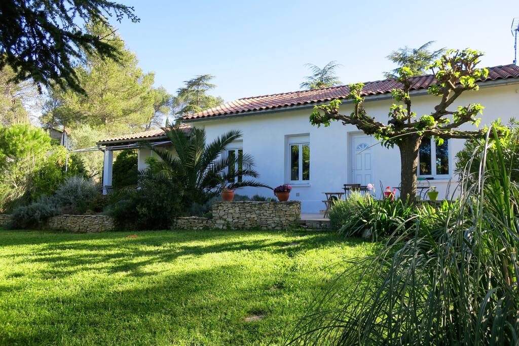 Notre petite maison blanche avec son jardin Nature