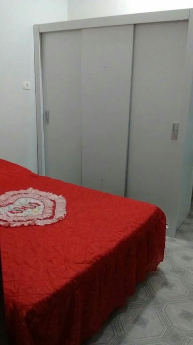 Cama de casal e guarda roupas