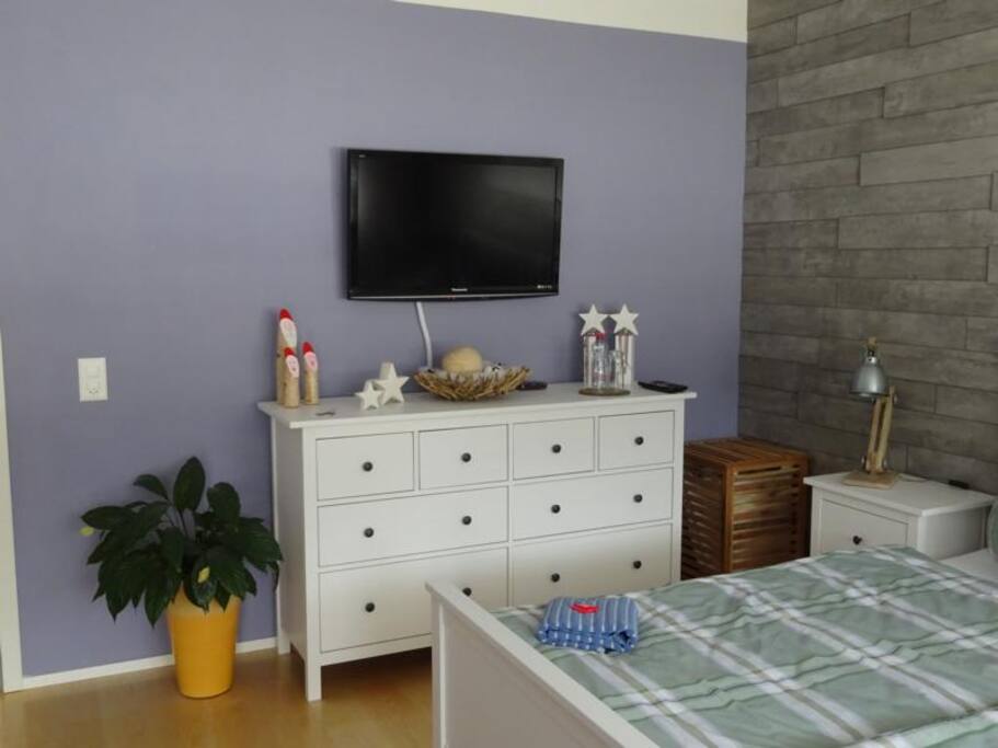 TV im Gästezimmer mit TV Box und vielen Programmen
