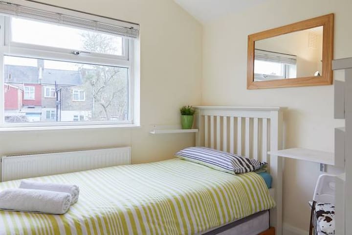 Bright, cosy single room