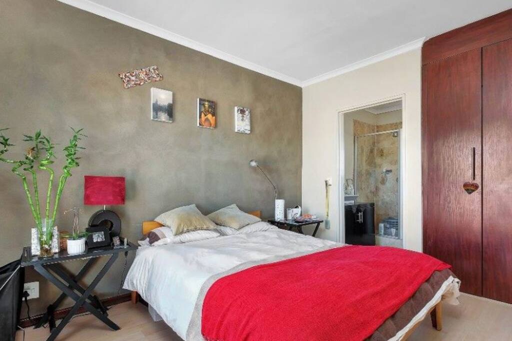 Guest Bedroom with En Suite Bathroom