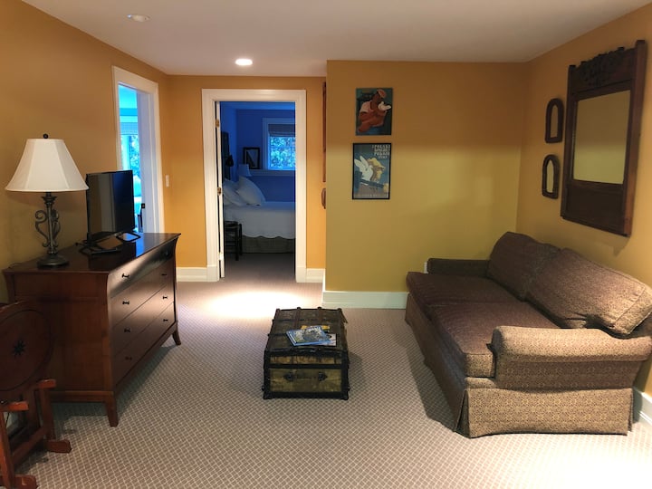 Das Wohnzimmer verfügt über Chromecast & kabellosen Lautsprecher...