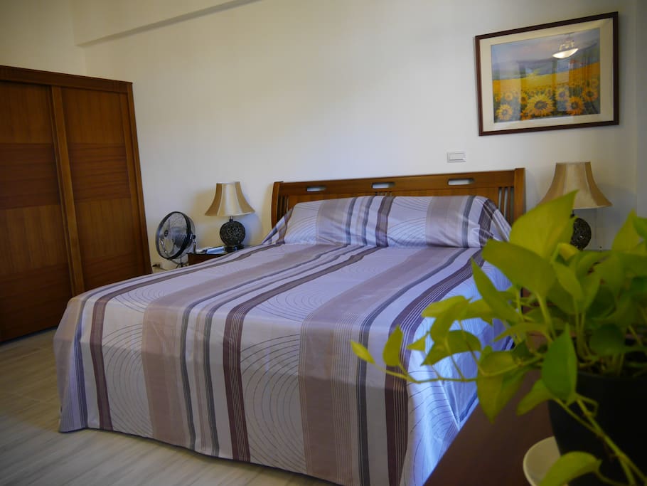 2F Room A (King-size bed) 特大雙人床
2樓房型A