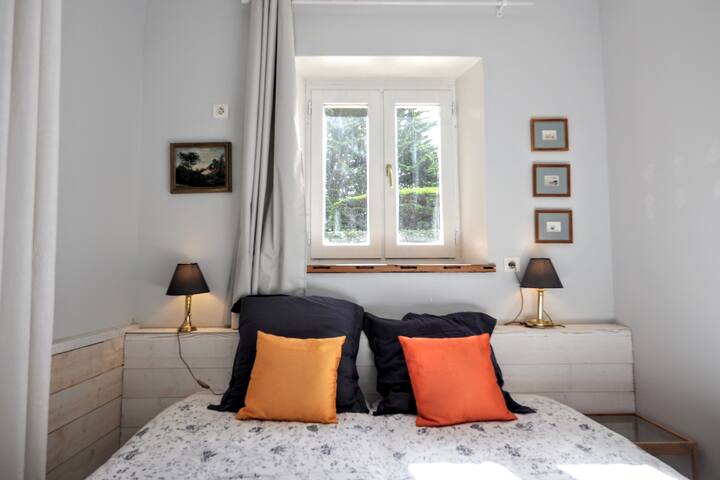 The garden bedroom, second bedroom on the garden