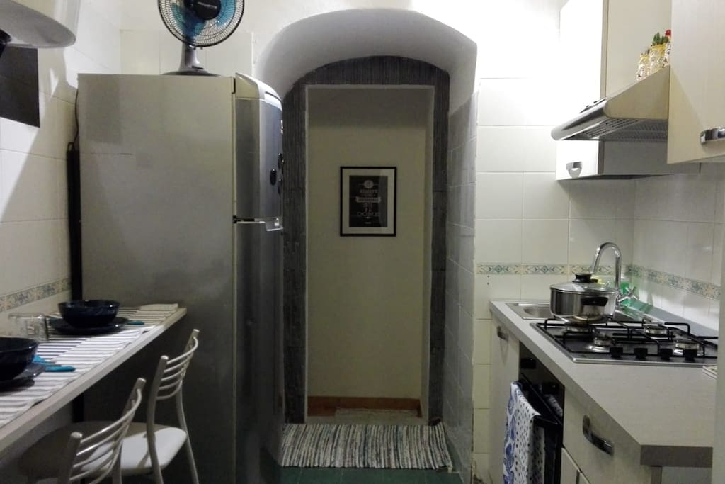 Kitchen from the entrance / Vista della cucina dall'ingresso