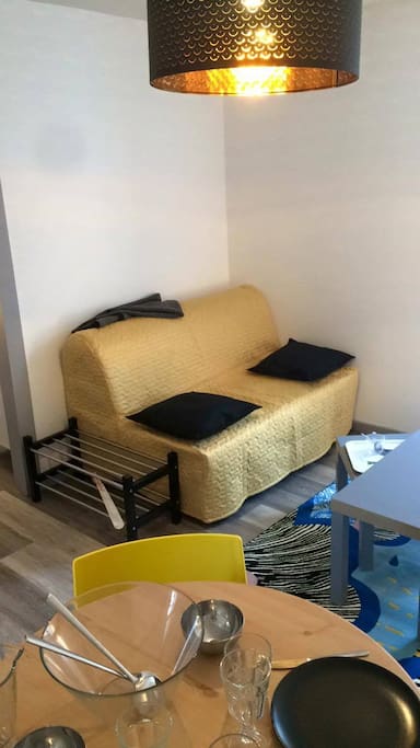 Boire un thé sur le canapé...