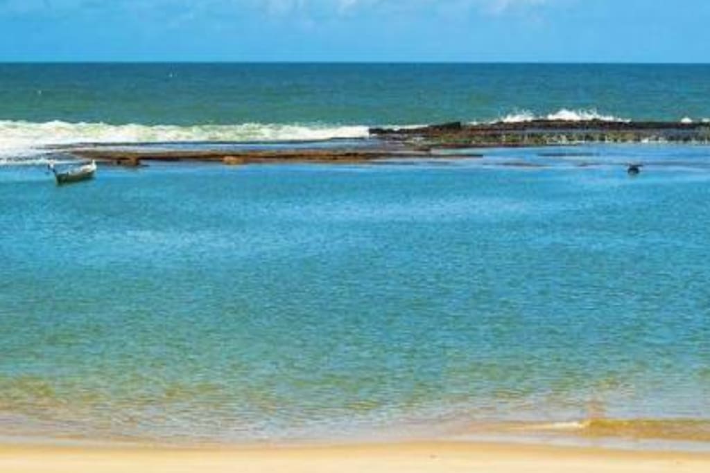 Nossa praia da Barra de São Miguel de águas mornas e mar fechado e suas piscinas naturais