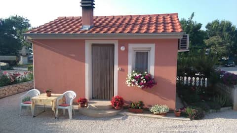 Cozy little house in the center of Posedarje