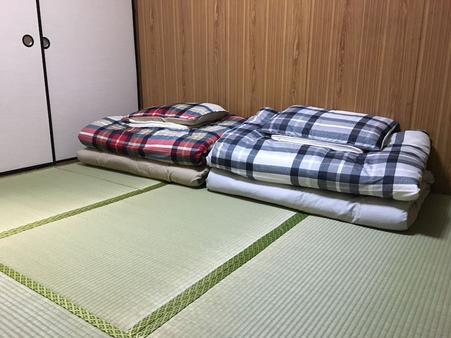 Bedroom (Up to 4 futon available)